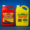 Paire de radiateur coolant jaune et rouge Deux bouteilles de liquide de refroidissement ABRO, une rouge et une jaune, sont placées côte à côte. La bouteille rouge, étiquetée "RED RADIATOR COOLANT", porte la mention "REFRIGERANTE PARA RADIADOR LONG LASTING" et "ALL MAKES". Elle contient 1 gallon (3,781 L). La bouteille jaune, étiquetée "GREEN RADIATOR COOLANT", est également pour "ALL MAKES ALL MODELS" et contient 1 gallon (3,79 L). Un petit symbole de radiateur est visible sur l'étiquette jaune.