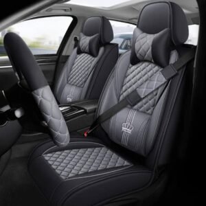 Housse de siège automobile haut de gamme en simili cuir matelassé, disponible en plusieurs coloris (rouge et noir, beige et noir, gris et noir, noir intégral). Design élégant avec motif losange cousu, appuie-tête ergonomique, protection complète des sièges avant et housse de volant assortie. Finition premium offrant confort, style et protection pour l'intérieur du véhicule. Variantes de couleurs disponibles ✅ Rouge & Noir ✅ Beige & Noir ✅ Gris & Noir ✅ Noir & Rouge Couture ✅ Noir Intégral