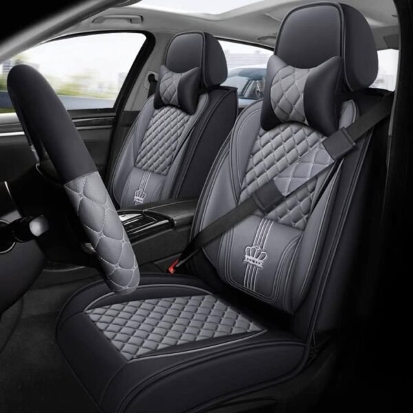 Housse de siège automobile haut de gamme en simili cuir matelassé, disponible en plusieurs coloris (rouge et noir, beige et noir, gris et noir, noir intégral). Design élégant avec motif losange cousu, appuie-tête ergonomique, protection complète des sièges avant et housse de volant assortie. Finition premium offrant confort, style et protection pour l'intérieur du véhicule. Variantes de couleurs disponibles ✅ Rouge & Noir ✅ Beige & Noir ✅ Gris & Noir ✅ Noir & Rouge Couture ✅ Noir Intégral