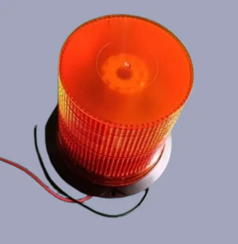 Un gyrophare jaune pour véhicules de grande taille, avec un boîtier texturé et des câbles d'alimentation noirs et rouges.