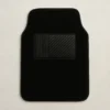 Tapis de sol auto en laine noire, avec insert antidérapant strié pour une meilleure adhérence. Forme ergonomique à coins arrondis, idéale pour protéger l’habitacle avec style. Design sobre et fonctionnel, adapté à tous types de véhicules.