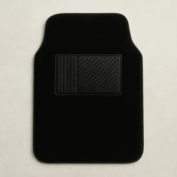 Tapis de sol auto en laine noire, avec insert antidérapant strié pour une meilleure adhérence. Forme ergonomique à coins arrondis, idéale pour protéger l’habitacle avec style. Design sobre et fonctionnel, adapté à tous types de véhicules.