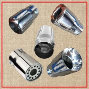 Cinq embouts d'échappement de voiture chromés et brillants de styles variés (ronds, biseautés, perforés), disposés en cercle.