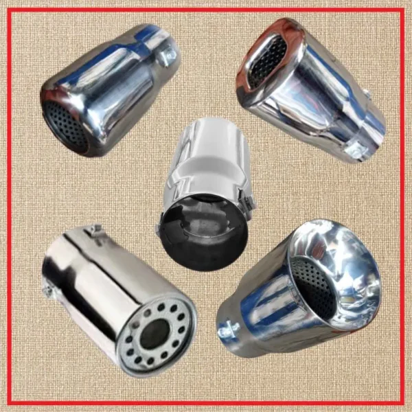 Cinq embouts d'échappement de voiture chromés et brillants de styles variés (ronds, biseautés, perforés), disposés en cercle.